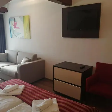 Отель Apartman Athos - *